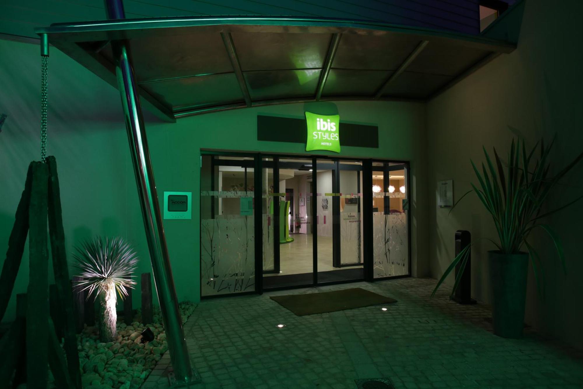 Ibis Styles Villeneuve Sur Lot Buitenkant foto