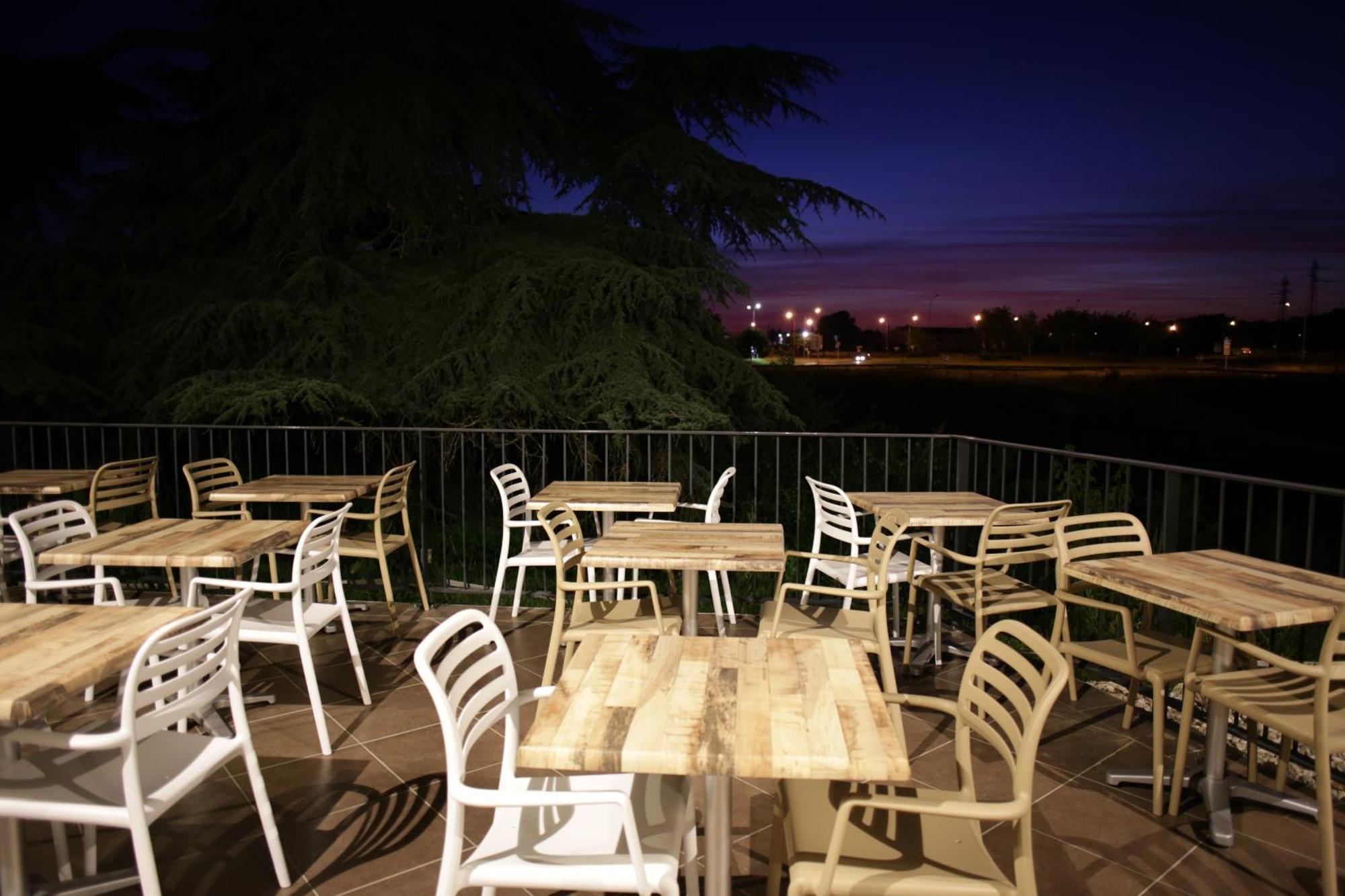 Ibis Styles Villeneuve Sur Lot Buitenkant foto